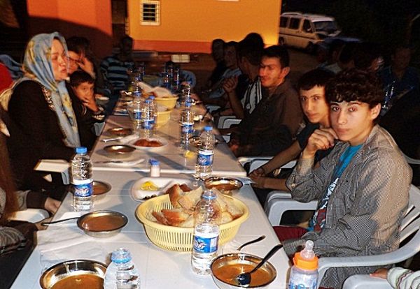 Akçiriş Köyü Muhtarı Selçu Usta'nın iftarı.