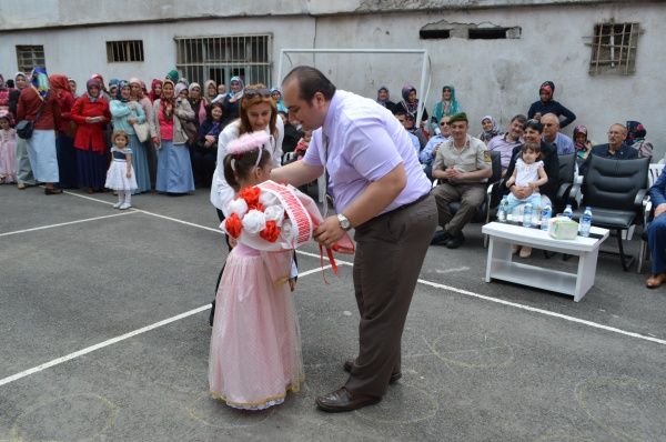 Minik Öğrencilerden yılsonu etkinliği