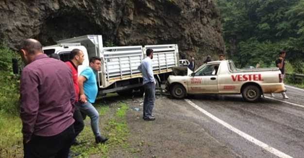 Şalpazarı Acısu karayolunda iki araç kafa kafaya çarpıştı.