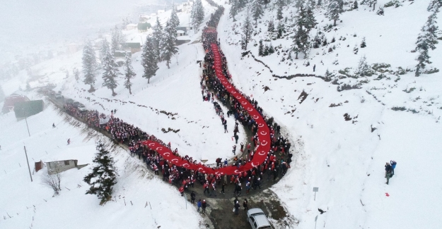 Sis Dağı'nda 5000 kişi Sarıkamış için yürüdü