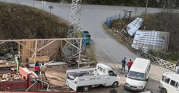 Şiddetli esen rüzgar çatı uçurdu