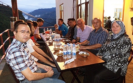 Akçiriş Köyü Muhtarı Selçuk Usta iftar verdi.