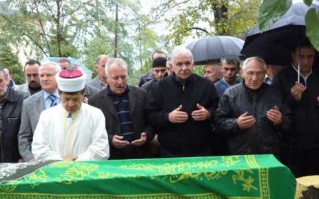 Ali Usta ve  Mustafa Usta’nın kayınvalidesi Bahar Karaibrahim Toprağa verildi.