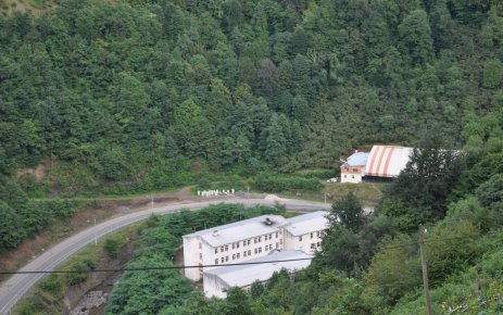 Ana yol ilçe merkezinden ayrılıyor.