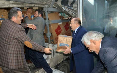 Bayırbucak Türkmenlerine iki TIR  dolusu yardım malzemesi gönderildi