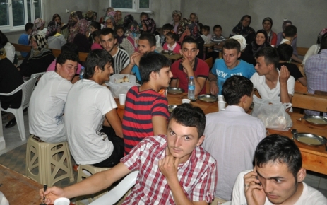 Dereköy Mahallesinde iftar yemeği verildi.