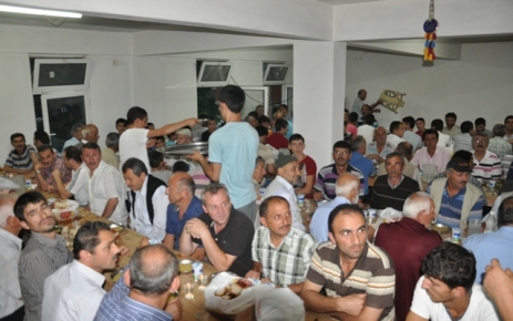 Dereköy Mahallesinde Muhçuoğlu Ailesi iftar yemeği verdi.