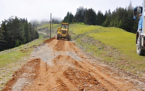 Kadırga ve Alaca yayla yollarının stabilize çalışmaları devam ediyor.