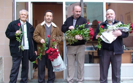 Kutlu Doğum Haftası dolayısıyla vatandaşlara gül dağıtıldı.