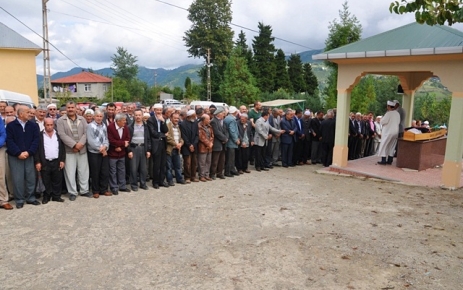 Merhum Hacı Muhammet Bektaş toprağa verildi.