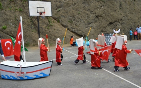 Minik Öğrencilerden Yılsonu Etkinliği.