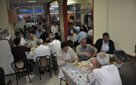 Muhtarlar derneği iftar yemeği verdi