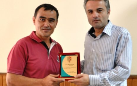 Şalpazarıspor'dan Şalpazarı Haber'e plaket.