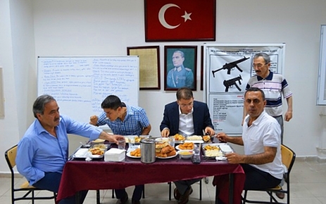 Selahattin Ural İlçe Jandarma Komutanlığı’na iftar yemeği verdi.