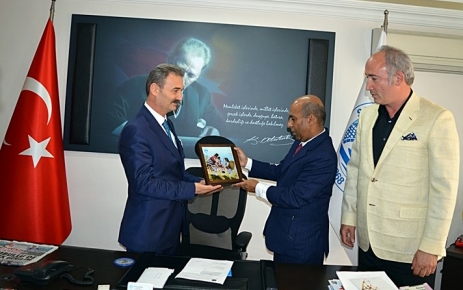 Sri Lanka’nın Ankara Büyükelçisi Paaker Mohideen Kurkız'ı ziyaret etti.