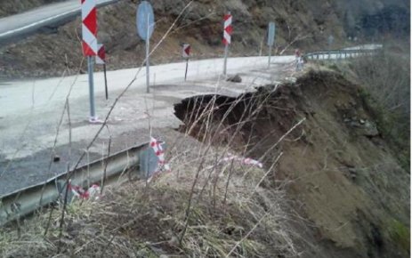 Tehlike Saçan Yol Tahribatı!