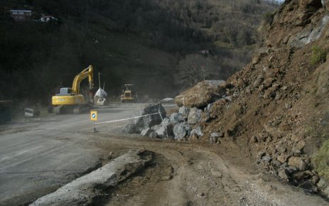 Tehlikeli Yolun Düzeltilmesine Başlandı.