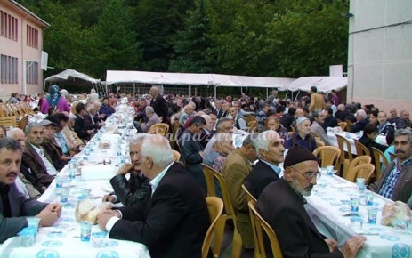 Trabzon Büyükşehir Belediyesi Şalpazarı'nda iftar verdi.