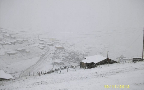 Yaylalara kar yağdı.