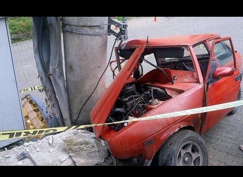 Şalpazarı'nda Freni Boşalan Otomobil Elektirik Direğine Çarptı
